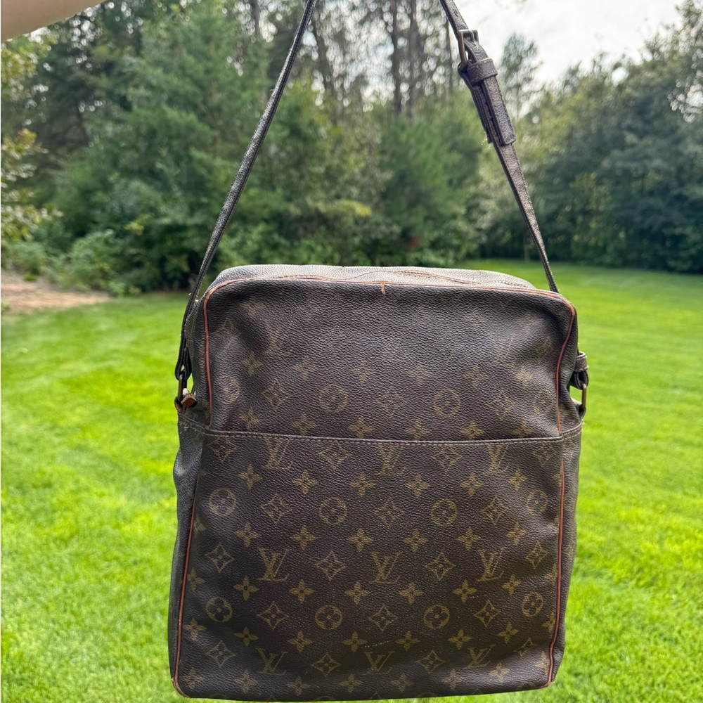 Authentic Louis Vuitton Saumur 36 Monogram Messenger Bag - Picture 2 of 10